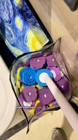 🚽✨ Stop scrubbing with those gross old brushes. This disposable toilet brush smells fresh, keeps your toilet spotless, and you just toss it when you’re done. So easy! 👇 #weeklydeals#payday #BathroomMustHave #CleanTok #TikTokMadeMeBuyIt 