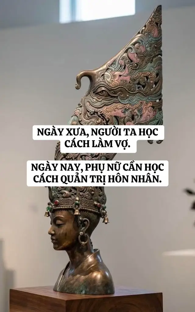 Có một câu rất dễ khiến người ta hiểu sai: “Ngày xưa người ta ít ly hôn, nên hôn nhân ngày xưa bền hơn.” Chưa chắc. Một cuộc hôn nhân không ly hôn không đồng nghĩa với một cuộc hôn nhân hạnh phúc. Ngày trước, phụ nữ có thể phụ thuộc kinh tế nhiều hơn. Gia đình và cộng đồng gây áp lực lớn hơn. Ly hôn có thể mang stigma rất nặng. Khả năng tự kiếm sống và xây dựng lại cuộc đời có thể hạn chế hơn. Vì vậy, việc một người không rời khỏi hôn nhân không nhất thiết chứng minh rằng hôn nhân đó tốt. ⸻ NHƯNG THỜI ĐẠI NÀY ĐÃ KHÁC. Phụ nữ ngày nay có nhiều khả năng: học cao hơn, đi làm, kiếm tiền, sở hữu tài sản, xây dựng thương hiệu cá nhân, di chuyển giữa các thành phố và quốc gia, tiếp cận thông tin, xây dựng mạng lưới xã hội độc lập. Điều đó tạo ra nhiều quyền tự chủ hơn. Nhưng quyền tự chủ cũng đặt ra một yêu cầu mới: Muốn xây dựng một cuộc hôn nhân bền vững, bạn phải hiểu cách vận hành nó. ⸻ HÔN NHÂN KHÔNG CÒN CHỈ LÀ “YÊU NHAU RỒI CƯỚI” Một cuộc hôn nhân hiện đại đồng thời là: một quan hệ tình cảm một quan hệ pháp lý một hệ thống tài chính một hệ thống nuôi con một hệ thống phân bổ lao động một hệ thống quyền lực và ra quyết định một hệ thống quan hệ với hai bên gia đình. Nếu chỉ được dạy: “Lấy chồng phải biết nhường nhịn.” thì quá ít. Nếu chỉ được dạy: “Phụ nữ phải đảm đang.” thì càng chưa đủ. Người phụ nữ cần biết: tiền vận hành thế nào, tài sản thuộc về ai, quyền và trách nhiệm phân bổ ra sao, ranh giới với bố mẹ hai bên thế nào, nuôi con thế nào, xử lý xung đột thế nào, quản trị khủng hoảng thế nào, bảo vệ sự nghiệp của mình thế nào, và làm thế nào để hai người vẫn còn lựa chọn khi cuộc đời xảy ra biến cố. ⸻ ĐẶC BIỆT, THỜI ĐẠI NÀY CÓ MỘT LOẠI RỦI RO MỚI HÔN NHÂN CÓ THỂ KHỦNG HOẢNG TRÊN INTERNET. Một cuộc cãi nhau ngày xưa có thể chỉ tồn tại trong phạm vi gia đình. Ngày nay: một bài đăng, một video, một tin nhắn, một ảnh chụp màn hình có thể biến một cuộc khủng hoảng riêng tư thành một hồ sơ xã hội tồn tại rất lâu. Vì vậy, phụ nữ cần học cả: emotional regulation và digital reputation management. ⸻ VÀ SINH CON LÀ MỘT CÚ CHUYỂN ĐỔI RẤT LỚN Trước khi có con: hai người. Sau khi có con: hai người + một con người hoàn toàn phụ thuộc vào họ. Chi phí tăng. Thời gian giảm. Giấc ngủ giảm. Trách nhiệm tăng. Sự nghiệp của người mẹ có thể bị gián đoạn. Quan hệ vợ chồng phải tái cấu trúc. Ông bà hai bên bắt đầu tham gia sâu hơn. Và nếu hai người chưa từng học cách vận hành một hệ thống gia đình, thì đây có thể là thời điểm những vấn đề cũ bùng lên. ⸻ VÌ THẾ, “HỌC TRƯỚC HÔN NHÂN” KHÔNG PHẢI LÀ HỌC CÁCH GIỮ CHỒNG Đây là một tư duy rất cũ. Không ai có thể dùng kỹ thuật để kiểm soát hoàn toàn hành vi của người khác. Thứ cần học là: SELF Hiểu mình. PARTNER Biết đánh giá người bạn đời. MONEY Hiểu tiền và tài sản. LAW Hiểu quyền và nghĩa vụ. FAMILY Hiểu hệ thống gia đình và ranh giới. PARENTING Hiểu việc trở thành cha mẹ. CAREER Bảo toàn vốn nghề nghiệp. CRISIS Biết xử lý khi hôn nhân gặp biến cố. EMOTIONAL SOVEREIGNTY Không để cảm xúc nhất thời quyết định những thứ ảnh hưởng đến cả đời. ⸻ VÀ ĐÂY LÀ ĐIỂM QUAN TRỌNG NHẤT Học trước hôn nhân không phải để chắc chắn rằng mình sẽ không bao giờ ly hôn. Điều đó không ai có thể đảm bảo. Mục tiêu là: Nếu cuộc hôn nhân tốt, hai người biết cách xây nó tốt hơn. Nếu xuất hiện khủng hoảng, hai người có năng lực xử lý trước khi nó trở thành thảm họa. Nếu cuối cùng phải chia tay, mỗi người vẫn có khả năng bảo vệ con cái, tài sản, sức khỏe, danh dự và tương lai của mình. Đó mới là giáo dục hôn nhân trưởng thành. Bởi vì trong xã hội hiện đại: Ly hôn không nên được xem là điều “bất thường” cũng như không nên được xem là một kết cục mặc định. Điều bình thường hơn nên là: NGƯỜI TRƯỞNG THÀNH ĐƯỢC HỌC CÁCH BƯỚC VÀO HÔN NHÂN TRƯỚC KHI BƯỚC VÀO HÔN NHÂN. Ngày trước, nhiều người học cách chịu đựng để giữ một cuộc hôn nhân. Ngày nay, chúng ta cần dạy con người xây dựng, vận hành, sửa chữa và nếu cần, kết thúc một cuộc hôn nhân một cách có trách nhiệm. Đó mới là sự trưởng thành của giáo dục gia đình trong thế kỷ XXI. 🪬