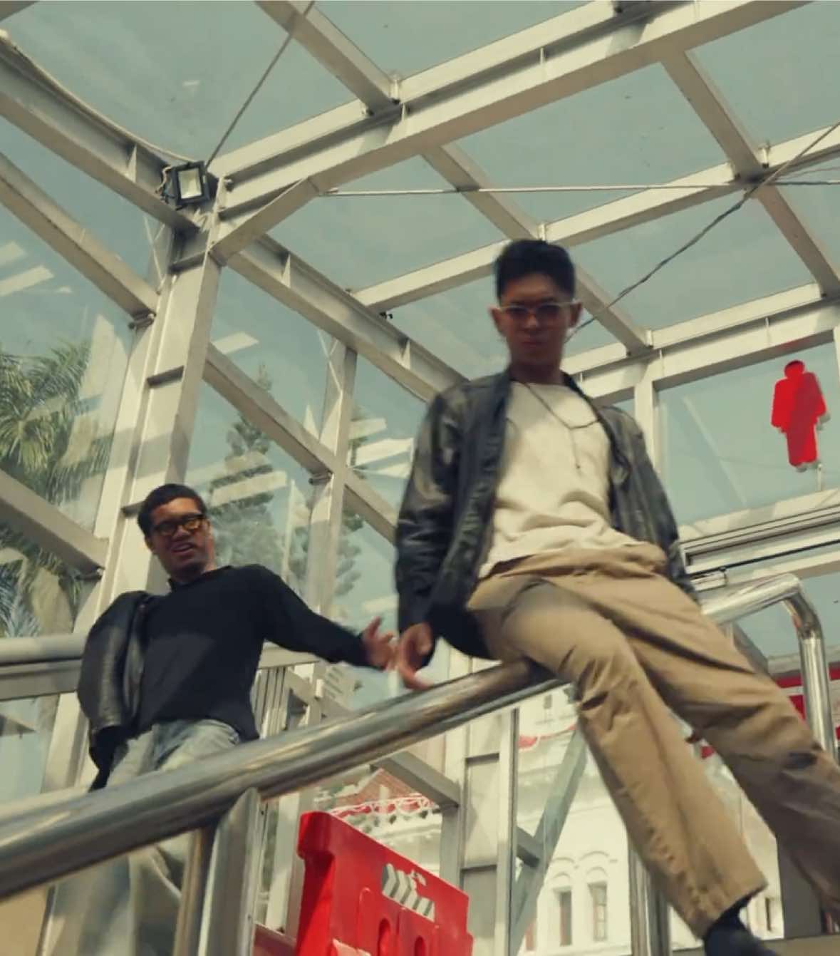 Take a Step and Enjoy It🔥🔥 Pas mau buat Story IG lagu ini muncul direkomendasi.. Terus langsung kepikiran 