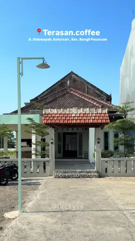 Angin yang pelan, hijaunya daun, dan secangkir kopi yang menemani. Menemukan sedikit ketenangan di sebuah hidden gem bernama @terasan.coffee ☕️🌿 Tempat sederhana, suasana luar biasa dan hidden gem @bangilterkini  📍Jl. Sidowayah, Kolursari, Kec. Bangil, Pasuruan, Jawa timur