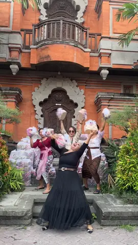 Kerauhan ❌ Gembira 😆✅ Wow berlimpah salin sok seperti lautannn🤩❤️ Souvenir Bali secantik ini... Pastinya Ready stock berlimpah 🥰🥰 #taspandanbali  #salinsoktas #tashampersbali #wadahisinsok #baliweddingsovenir  Segera wa admin 0878-5488-5620 alamat jl raya ketewel sukawati  📍maps: BALI CREATIVE WEDDING SOUVENIR