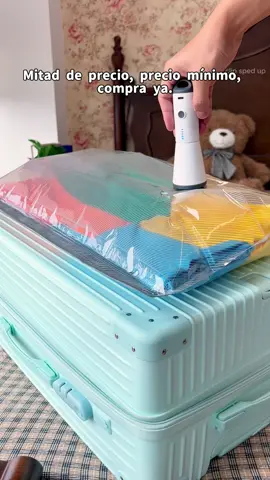 Deja de llenar tus abrigos de invierno y suéteres pesados en el armario con este conjunto de almacenamiento al vacío. Dobla, cierra, presiona el botón y mira cómo se encoge. Ahorro de espacio, sin desorden, perfecto para la familia o para viajar! 🧥 ✨ Haga clic en el enlace y empacar ahora! #TrucoDeViaje #BolsaAlVacio #OrganizadorAlVacio #BolsaViajeAlVacio #AhorroEspacioViaje 