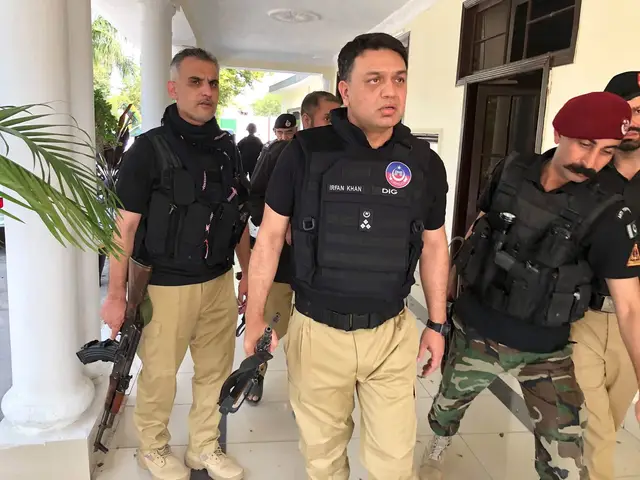 کوہاٹ پُرانہ پولیس لائن پر حملہ : ریجنل پولیس آفیسر کوہاٹ عرفان طارق فرنٹ لائن پر خود موجود؛ کیمروں کا معائنہ اور ڈرون کے زریعے نگرانی جاری: جوانوں کا حوصلہ بلند۔ بہادری سے مقابلہ جاری ہے۔