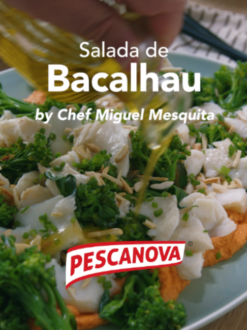 Every day? Once a week? Once a month? Depois de experimentar esta Salada de Bacalhau, Hummus de Pimentos e Brócolos do @chefmiguelmesquita, queremos saber: em que categoria ficas? Com Lombos de Bacalhau #Pescanovapt, hummus de pimentos e brócolos, esta é uma combinação cheia de sabor, textura e cor, perfeita para quem procura refeições equilibradas sem abdicar do prazer à mesa. ✨🥗 🟢 Fácil; ⏰ 40 min. 🚻 4 pessoas; INGREDIENTES: • 2 Lombos de Bacalhau Pescanova • 250 g de brocolini (ou brócolos) • 30 g de amêndoas tostadas • 1 folha de louro • 400 g de grão-de-bico cozido • 1 pimento vermelho assado • 1 dente de alho • 2 colheres de sopa de tahini • Sumo de ½ limão • 1 colher de chá de cominhos em pó • Cebolinho picado q.b. • Azeite, sal e pimenta q.b. PREPARAÇÃO: 1.	Numa panela com água a ferver, juntar a folha de louro e os Lombos de Bacalhau. Desligar o lume, tapar e deixar repousar durante 15 minutos. 2.	Retirar os Lombos de Bacalhau da água, deixar arrefecer ligeiramente, remover a pele e as espinhas e desfazer em lascas grandes. Reservar. 3.	Na mesma água, cozer o brocolini durante 3 a 4 minutos, garantindo que fica al dente. Escorrer de imediato e passar por água bem fria. Reservar. 4.	Num processador de alimentos, colocar o grão-de-bico cozido, o pimento vermelho assado, o alho, o tahini, o sumo de limão e os cominhos. Triturar até obter uma mistura homogénea e temperar a gosto. 1.	Dispor uma base de hummus numa travessa. Por cima, colocar o brocolini e as lascas de bacalhau. 2.	Finalizar com as amêndoas tostadas, um fio generoso de azeite e cebolinho picado antes de servir.
