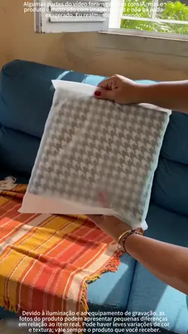 Chega de deixar roupas e cobertores espalhados pela casa! 🏠✨ Esses sacos organizadores ajudam a guardar itens de outra estação, mantendo tudo mais organizado e fácil de encontrar. Com bastante espaço, você pode guardar roupas, cobertas, mantas, almofadas e pelúcias. O fechamento com zíper ajuda a manter tudo protegido e ainda economiza espaço. 👇 #organizacaodacasa #dicasdecasa #armazenamento #utilidadesdomesticas #achadinhos 