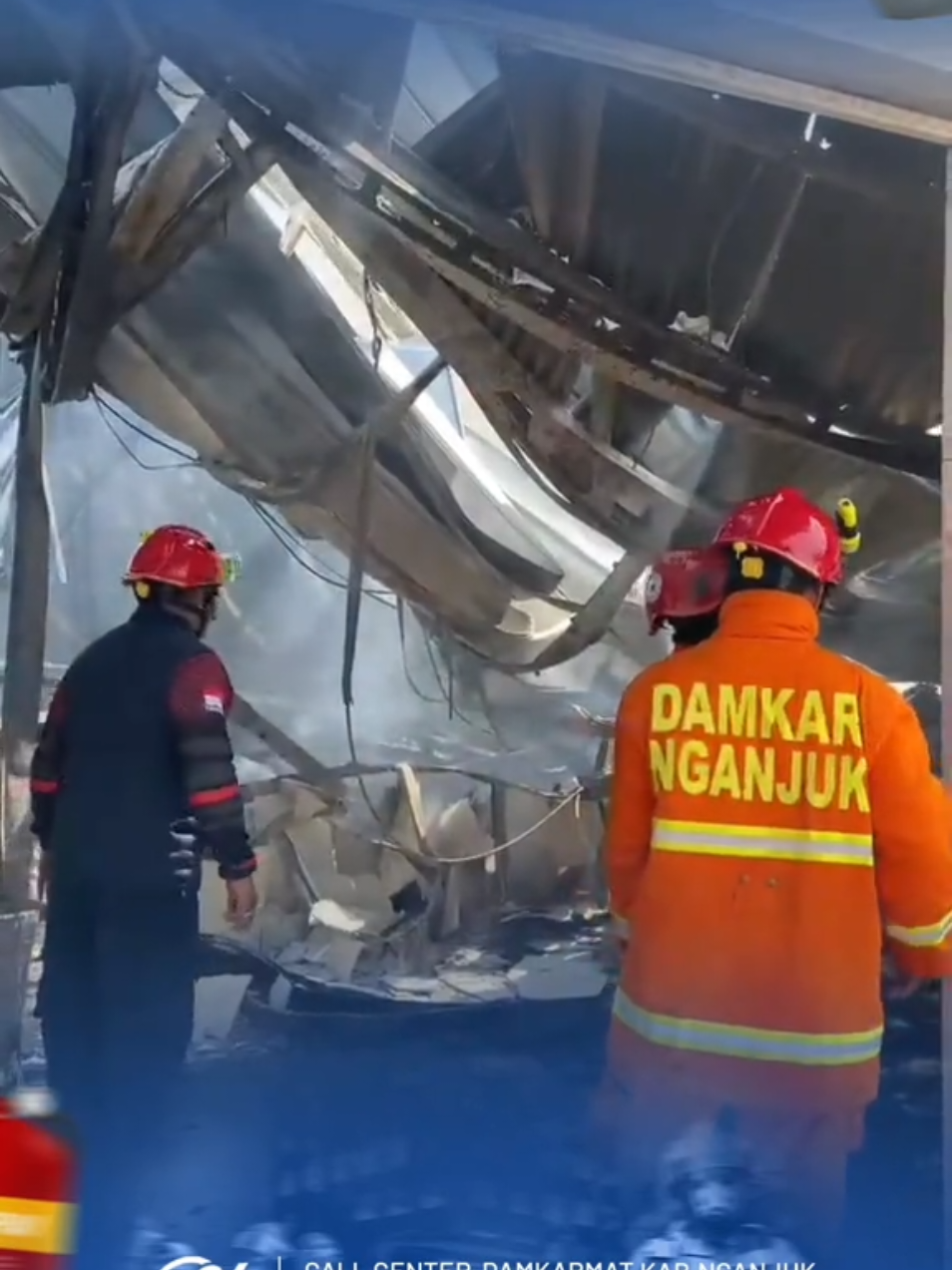 Telah terjadi kebakaran di pabrik milik CV Sinar Baja Electric, wilayah Kecamatan Lengkong, Kabupaten Nganjuk, pada pukul 06.00 WIB. Anggota Pos Damkar Lengkong menerima laporan dari pihak security pabrik terkait adanya kebakaran. Setelah menerima laporan, anggota Pos Damkar Lengkong segera menuju lokasi kejadian untuk melakukan penanganan dan pemadaman. Selanjutnya, kejadian tersebut dilaporkan kepada Dinas Pemadam Kebakaran dan Penyelamatan Kabupaten Nganjuk. Setelah menerima laporan, Disdamkarmat Kabupaten Nganjuk menerjunkan bantuan armada dan personel dari Pos Damkar Tanjunganom, Pos Damkar Rejoso, Mako Damkarmat Nganjuk, dan Pos Damkar Pace untuk membantu proses pemadaman. Setelah dilakukan penanganan selama ±8 jam, api berhasil dipadamkan. Penyebab kebakaran dan total kerugian materiil masih dalam proses penyelidikan. @kang.marhaen @Mas Handy @Pos Damkarmat Lengkong @Pos Damkar Warujayeng Nganjuk @MakoSapuGeni113🔥 @PosdamkarRejoso @POS DAMKAR PACE @kecamatan lengkong 