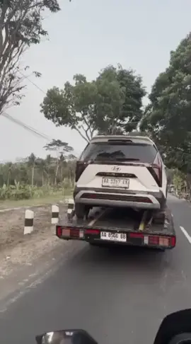mobil nya sudah diangkut tadi sore guys,jujur masih gak tega liat nya tapi kita doakan yang terbaik aja🥹🙁#lekasmembaik  #creatorsearchinsights  #kusumawaraofficial #lekassembuh 