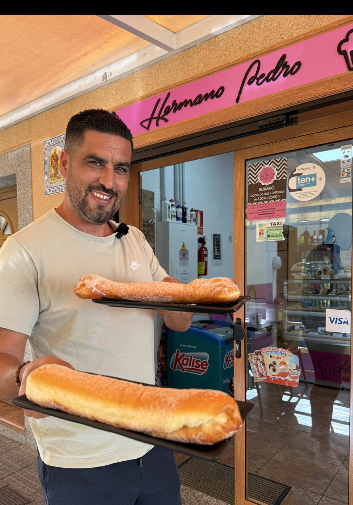 Ayer fuimos a probar las famosas pachangas de la @dulceriahermanopedro , que se hicieron virales hace unos días… y ahora entendemos por qué 😍 La de chocolate está brutal, pero la clásica de crema, la de toda la vida, está a otro nivel. Las preparan cada jueves y vuelan, así que lo mejor es reservarlas y subir a recogerlas recién hechas. La dulcería está en Vilaflor y abre todos los días. ☎️ 922 709 996  📍Av. Hermano Pedro, Vilaflor  🔐Guarda este vídeo y envíaselo a ese amante de las pachangas que tiene que probarlas sí o sí 🤤 #Vilaflor #Tenerife #Pachangas #DulceríaHermanoPedro #tenerife_paraiso_canario @Dulcería Hermano Pedro 