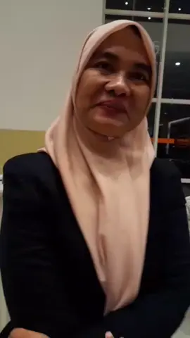 *DIBERI SEBELUM DIMINTA* Sebelum bibir menyusun doa, Dia telah                                                                      mengetahui apa yang tersembunyi di dalam dada; Sebelum tangan terangkat ke udara, rahmat-Nya telah lebih dahulu tiba. Kau memohon kepada Dia yang tak pernah  berhenti memberi apa yang kau pinta. Kau mencari jalan untuk bertemu dengan-Nya, padahal ke mana pun kakimu melangkah, Dia telah lebih dahulu berada di sana. Kau mencari pintu rahmat, padahal seluruh kehidupanmu adalah pintu yang sedang                                                             terbuka bagi rahmat-Nya. Dia mengetahui kebutuhanmu bahkan sebelum kau mengenal kebutuhan itu. Dia memberi bukan karena kau pandai meminta, melainkan karena kasih-Nya mendahului segala pinta. Namun kau gelisah tentang hari esok, seakan rezeki lahir bersama kecemasan; padahal matahari terbit tanpa kau minta, dan napas datang tanpa pernah kau pesan. Ketahuilah hijab terbesar bukanlah kekurangan, melainkan sangkaan bahwa kau tidak dicintai. Kau mencari cinta-Nya di luar diri, padahal setiap helaan napas membawa pesan: “Dia bersamamu dan sangat mencintaimu.” Mengapa kau  takut kekurangan? Bukankah Yang Maha Kaya adalah Kekasihmu? Yang menciptakanmu tidak mungkin menelantarkanmu, dan yang memeliharamu tidak mungkin lupa pada kebutuhanmu. Jangan ukur cinta-Nya dengan keinginanmu. Bisa jadi yang kau doakan belum datang justru karena Dia sedang memberimu sesuatu yang lebih besar: kedekatan pada-Nya                                                                  yang melebihi segala pemberian. Berhentilah menghitung apa yang belum ada, mulailah melihat apa yang telah dianugerahkan-Nya. Syukur membuka mata yang tertutup kekhawatiran. Ketika rasa khawatir sirna, kau kan sadar pemberian                                                                 telah datang jauh sebelum permintaan. Tawakal bukanlah berhenti meminta, melainkan berhenti mencurigai cinta-Nya. Berdoalah, tetapi jangan gelisah. Mintalah, tetapi jangan merasa ditinggalkan. Sebab sebelum kata “Ya Allah” terucap, Dia telah menyiapkan apapun yang kau butuhkan. Ya Allah, Ajari aku untuk percaya kepada-Mu seperti sungai percaya kepada samudra, seperti benih percaya kepada tanah, seperti malam percaya bahwa fajar pasti tiba. Singkapkan hatiku dari hijab buruk sangka, agar aku dapat menyaksikan bahwa sepanjang hidup ini Engkau telah memberi sebelum ku pinta, mencintaiku sebelum aku tahu apa arti cinta,                                                                         dan menuntunku pulang bahkan ketika aku                                                                                       merasa sedang berjalan sendirian. Aamiin Ya Rabbal Alamin. 18 September 2026#fyp #tehfebby 