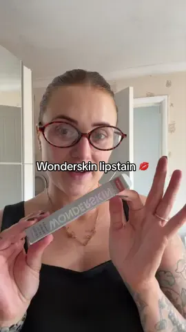 A little late to the party with @Wonderskin but I totally get the hype now 😍💋 I went for a really lovely natural shade and it’s perfect for everyday wear, but they have so many different colours to choose from if you prefer something a little brighter and more noticeable! I love the whole peel-and-reveal idea too — such a fun way to apply your lip colour and it leaves such a pretty stain behind. Definitely one I’ll be reaching for again 🤎✨