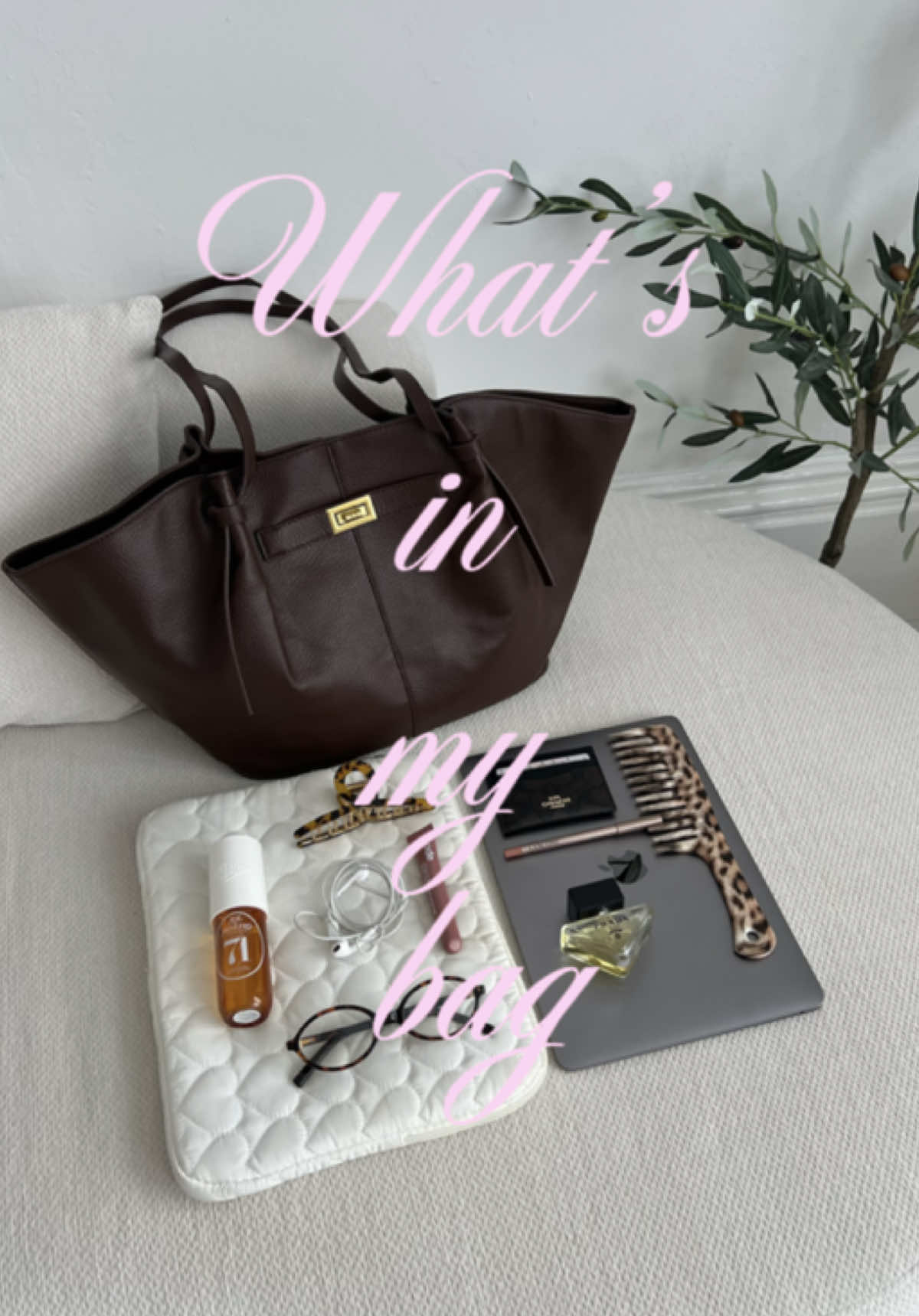 this bag fits sooooo much in🍂 #autumnbag #workbag #whatsinmybag #fallfashion #brownbag 