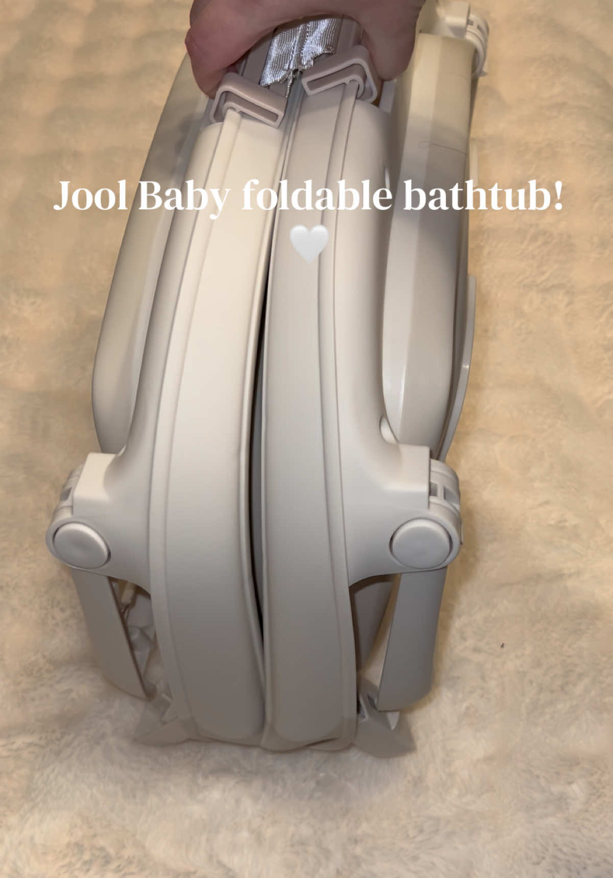 A baby bath tub that grows with your little one! Removable sling, easy storage + thermometer! A baby must have! @Jool Baby  #babyregistry #babymusthaves #babybathtub #babyessentials #MomsofTikTok 