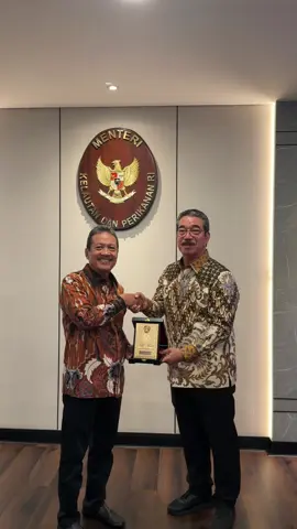 Hari ini saya menerima audiensi dari Gubernur Maluku, Bapak Hendrik Lewerissa di Kantor Kementerian Kelautan dan Perikanan. ​Pertemuan ini membahas langkah-langkah strategis untuk memperkuat kerja sama antara pemerintah pusat dan daerah dalam mengoptimalkan potensi maritim di wilayah Provinsi Maluku. ​Dalam pelaksanaannya, kami menyelaraskan beberapa program prioritas yang sejalan dengan implementasi kebijakan Ekonomi Biru. Fokus kerja sama ke depan mencakup optimalisasi program Kampung Nelayan Merah Putih, jaminan perluasan jangkauan BBM Satu Harga pada pelabuhan-pelabuhan perikanan milik daerah, serta dukungan penuh terhadap pengembangan kawasan budi daya rumput laut seluas 10.000 hektare di Kabupaten Maluku Tenggara, Kota Tual, dan Kabupaten Kepulauan Tanimbar. Sinergi program-program prioritas dari KKP dan Pemerintah Daerah ini sangat penting untuk menjawab kebutuhan masyarakat pesisir kepulauan. Langkah ini diambil untuk memastikan peningkatan produktivitas yang berdampak langsung pada kesejahteraan ekonomi nelayan dan pembudidaya, sekaligus menjaga keberlanjutan ekosistem perairan itu sendiri.