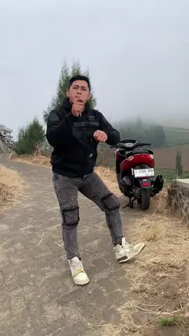 Goyang sore #goyang #jogetviral  #lewatberanda  #kabut  #fypシ゚viral🖤tiktok 