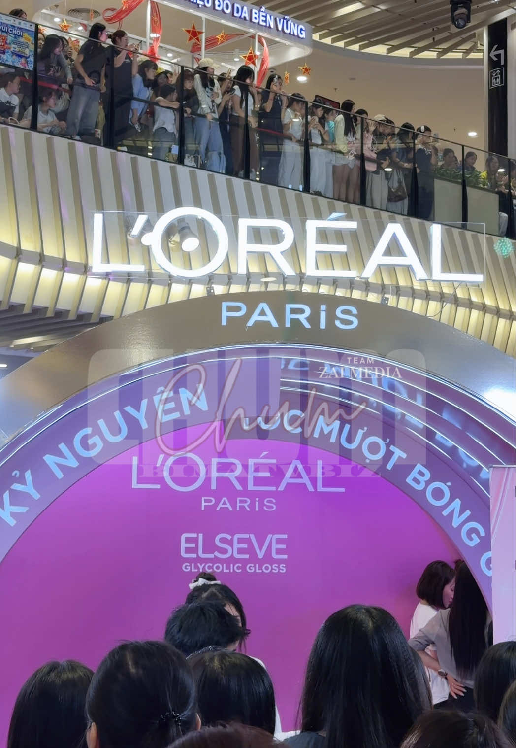🛑 Fan đứng đông nghẹt tại Aeon Mall Hà Đông, Hà Nội để chờ Captain Boy và Ivan xuất hiện tại sự kiện ra mắt bộ gội xả cao cấp GLYCOLIC GLOSS mới của L'Oréal Paris #glycolicglosshong #tocmuotbongguong  #hợptáccùngLOrealParis #ChumChumHopTacCungLOreaIParis #chumchum 
