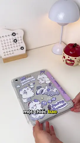 Nâng cấp diện mạo cho iPad với bao da hoạt hình siêu nét, cực xinh! Thiết kế mặt lưng acrylic cứng cáp chống gập gãy, nắp bao da gập mở linh hoạt giúp dựng máy xem phim, làm việc chuẩn góc nhìn. Đa dạng mẫu siêu hot như Mèo Đen, Gấu Con, Ketchup Cat cho bạn thoải mái thể hiện cá tính! #BaoDaIPadDethuong #OpIPadAcrylic #BaoDaIPadDep #PhuKienIPadGiaRe #OpIPadHoatHinh