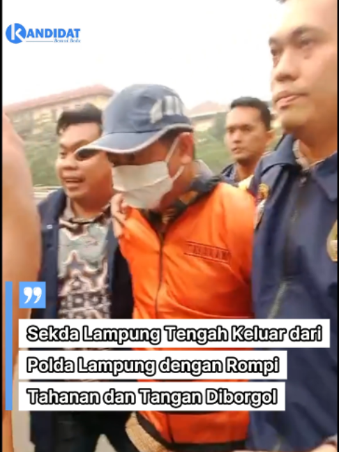 Pagi datang ke Polda Lampung untuk menjalani pemeriksaan, sore Welly Adiwantra terlihat keluar dengan rompi tahanan berwarna oranye dan tangan diborgol. Sekda Lampung Tengah tersebut diperiksa sebagai tersangka dalam perkara dugaan tindak pidana korupsi rekrutmen tenaga honorer di lingkungan Pemkot Metro. Welly sebelumnya beberapa kali tidak memenuhi panggilan penyidik sebelum akhirnya hadir pada Jumat (18/9/2026). Penyidik menyatakan proses hukum perkara ini tetap berjalan secara transparan dan profesional. #lampung #lampungtengah #metro#poldalampung #infolampung #beritalampung #beritaterkini #fyp