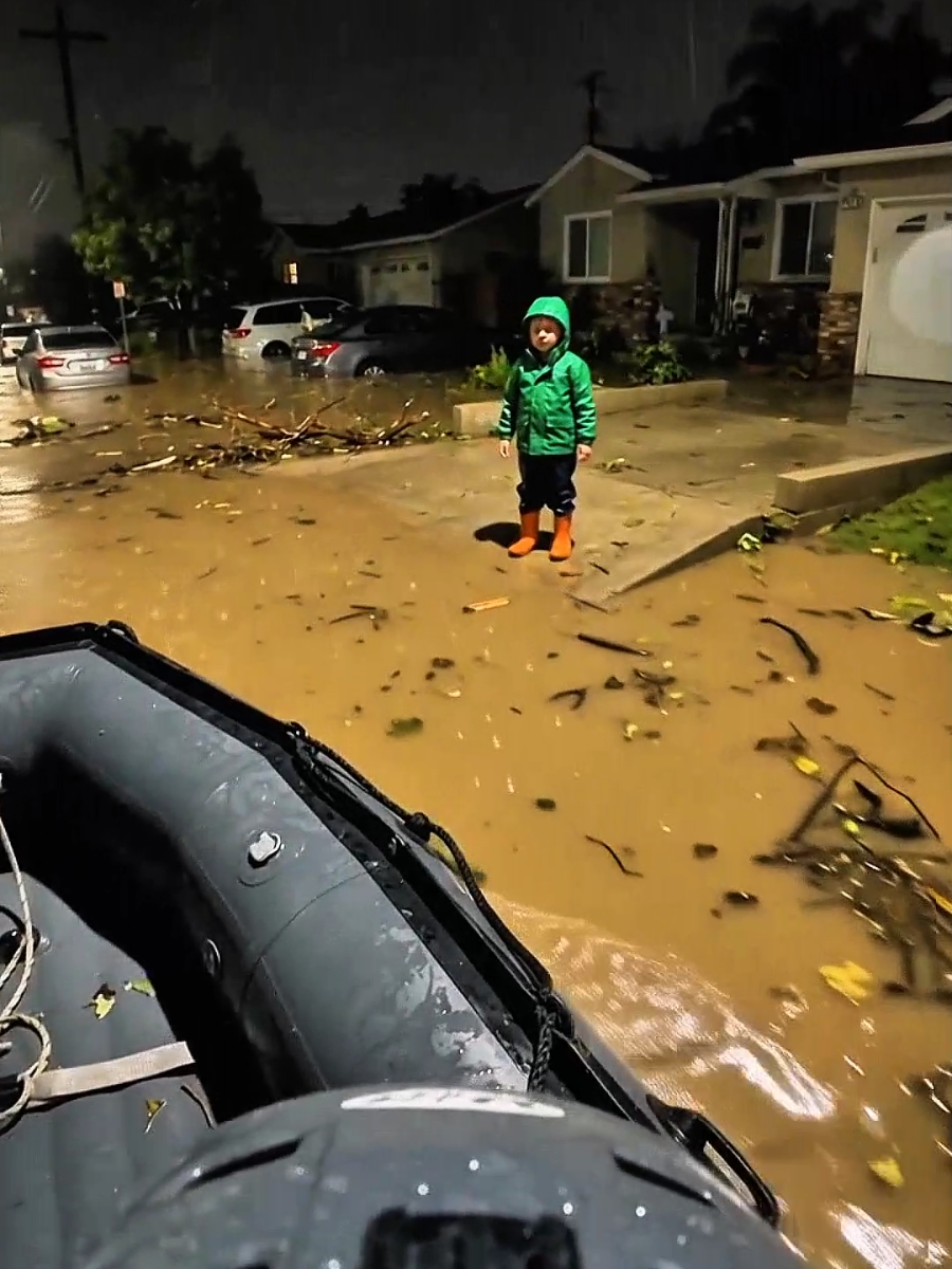 🚨🌊 ¡Estaba atrapado por la inundación… hasta que llegó el rescate! 😱❤️🇺🇸 #FloodRescue #Rescate #ChildRescue #RescueMission #USARescue