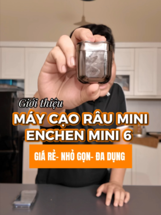[REVIEW KHÔNG BOOKING] VIDEO REVIEW MÁY CẠO RÂU ENCHEN MINI 6 ✔️ Lưỡi dao kép siêu mỏng & Cạo sạch sát gốc: Thiết kế đầu cạo kép ôm sát đường cong khuôn mặt, lưỡi dao tự mài thông minh giúp cạo sạch mịn màng mà không gây dứt giật hay đau rát da. ✔️ Kháng nước IPX7 & Cạo khô lẫn cạo ướt linh hoạt: Đạt tiêu chuẩn chống nước IPX7 cho phép anh em thoải mái cạo khô nhanh gọn hoặc cạo ướt cùng bọt cạo râu; dễ dàng rửa trực tiếp dưới vòi nước vệ sinh. ✔️ Thiết kế Mini bỏ túi & Pin trâu đến 2 tháng: Kiểu dáng siêu nhỏ gọn nằm trọn trong lòng bàn tay; tích hợp cổng sạc Type-C với thời lượng pin dùng liên tục lên đến 60 ngày chỉ sau một lần sạc đầy (đi kèm bảo hành 12 tháng uy tín). Rất mong quý khách hàng/ khán giả có thể để lại bình luận/ góp ý hay sản phẩm quan tâm nhé. * Chúng tôi nhận hoa hồng từ các nhãn hàng khi bán/ giới thiệu/ trải nghiệm các sản phẩm được liên kết với video này. * Chuyên viên bán hàng (Video Affiliate): Mạnh Hải (@haibeuneee) #taphoagiare #pewpew #maycaoraucamtay #enchen