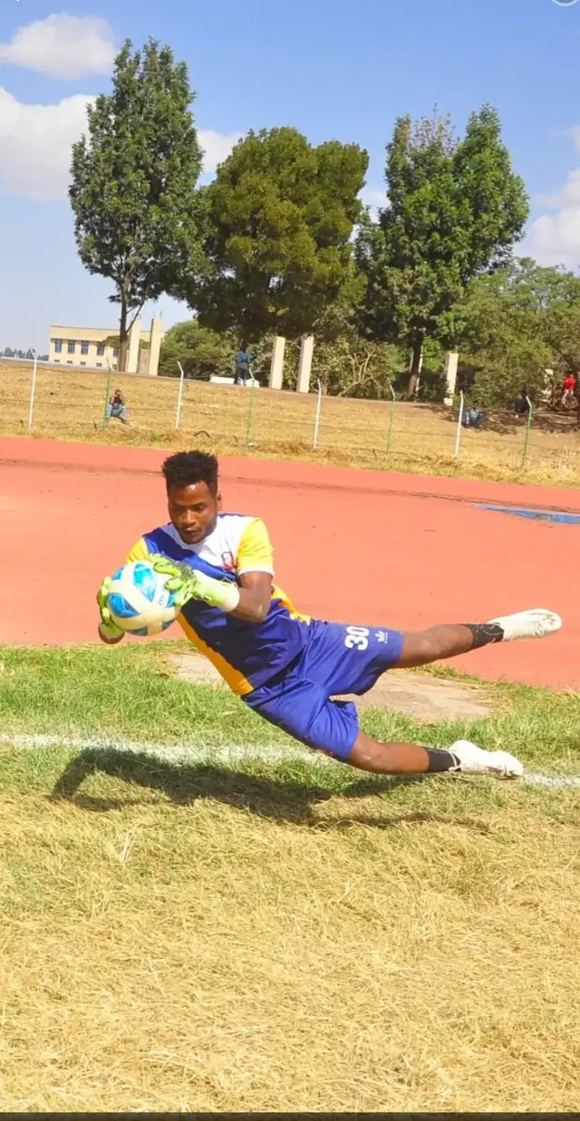 #efootballmobile #efootball Ethiopia #efootballmobile   bon pour jouer au eFootball Pour être doué pour jouer au eFootball (adapté aux débutants à intermédiaires) : 🎮 1. Comprendre les bases du contrôle et de la transmission Ne pas sprinter trop souvent - rendre le contrôle du ballon mauvais. Utilisez la passe traversante (passe percée) lorsque l'attaquant a couru. Essayez le passage manuel pour rendre l'appât plus précis. Lors de la défense, n'appuyez pas simplement sur (appuyez) continuer, maintenez la position en premier. balle laide. Utilisez la passe traversante (passe percée) lorsque l'attaquant a couru. Essayez le passage manuel pour rendre l'appât plus précis. Lors de la défense, n'appuyez pas simplement sur (appuyez) continuer, maintenez la position en premier. ⚽ 2. Choisissez une formation stable Bonne formation pour classé : 4-3-3 → adapté au jeu rapide et aux ailes actives. 4-2-1-3 → équilibre attaque et défense. 4-1-2-1-2 (diamant) → fort au milieu. Si vous aimez jouer au ballon court comme le FC Barcelone, utilisez une formation avec de nombreux milieux de terrain. 🧠 3. Définir le style de jeu de l'équipe Choisissez Contre rapide si vous aimez les contre-attaques rapides. Sélectionnez Possession Game si vous aimez tenir le ballon longtemps. Assurez-vous que le joueur correspond au style de jeu (vérifiez le niveau de style de jeu de l'équipe, essayez 90 +). 🔥 4. Améliorez et formez correctement les joueurs Concentrez-vous sur la mise à niveau vers la vitesse et la finition pour les grévistes. Sensibilisation défensive et tacle pour les défenseurs. Ne vous contentez pas de mettre à jour toutes les statistiques, ajustez la position. 🛡️ 5. Comment survivre en toute sécurité Utilisez des correspondances (ne glissez pas toujours). Fermez le chemin de passe, pas seulement pour chasser le ballon. Ne tirez pas tous les défenseurs hors de leur position. 🎯 6. Conseils supplémentaires pour monter rapidement en grade Jouer lorsque la connexion est stable (faible ping). Ne paniquez pas si vous concédez. Apprenez le schéma des adversaires (de nombreux spams passent)