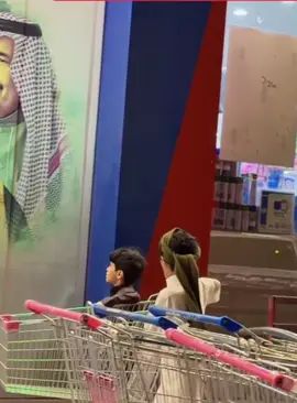 في مشهد يجسد حب الأطفال الملوكنا.. انتبهوا الصورهم فتوقفوا أمامها وقدموا السلام بهذه الطريقة🥺💞