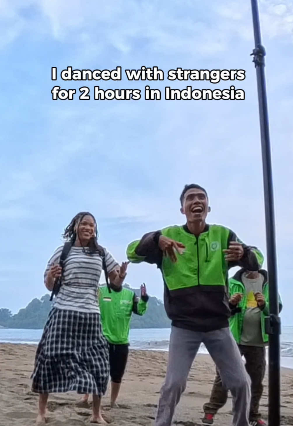 I’m so grateful I got to meet @UDA OJOL🇲🇨🇲🇾🇸🇬 during my trip to Padang🥹 Him and his friends made me feel so welcome and at home in a new country! . . #solotraveling #padangpadang #padangpadangbeach #tiktoklive #indonesiatrip 