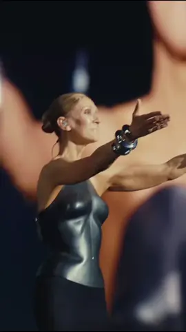 Pourquoi les bras de Céline Dion paraissent-ils si étranges alors qu'elle continue de porter des robes de soirée sans manches ?