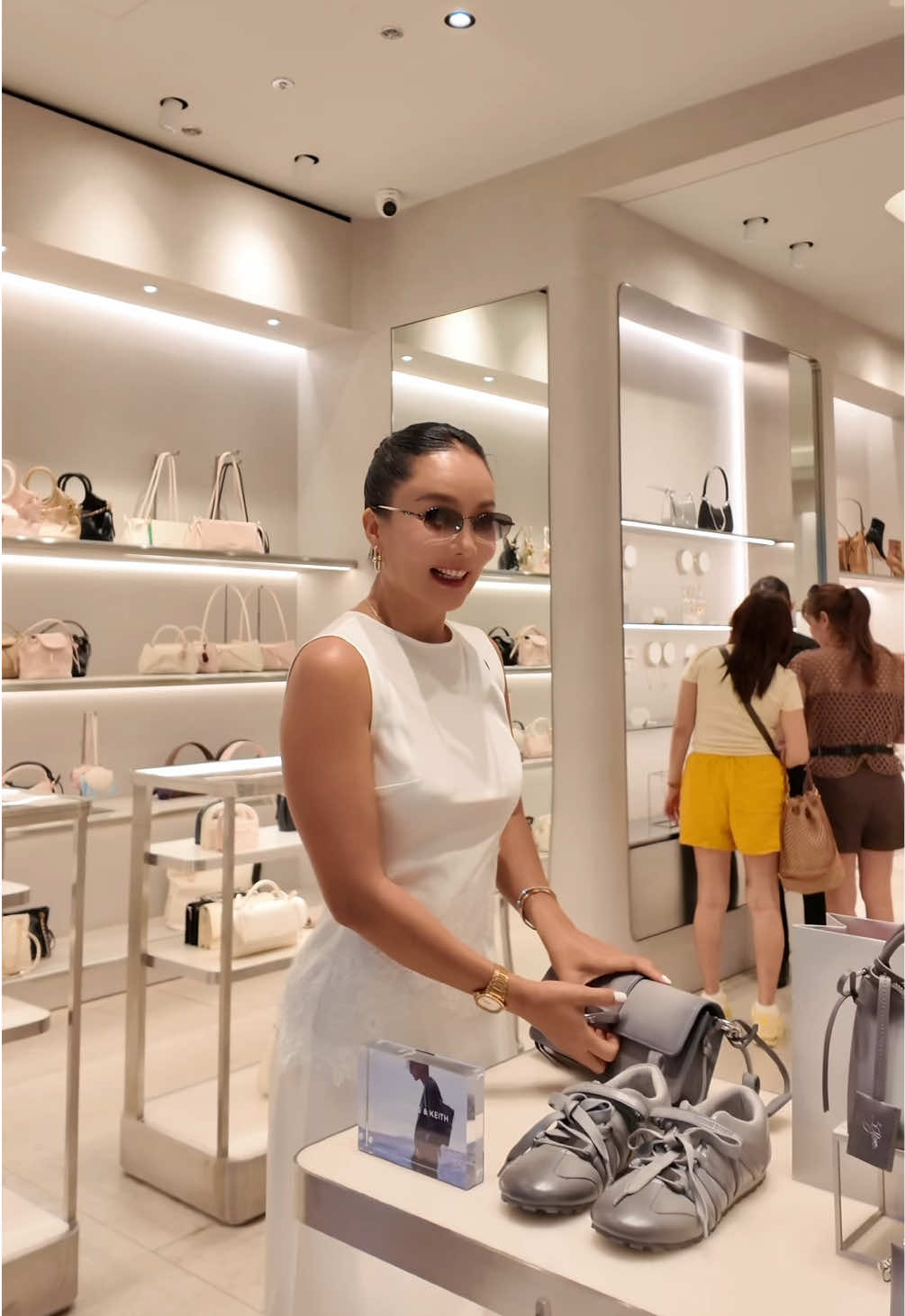 Chị Son mua sắm thì không có quan tâm đến thương hiệu. Chỉ cần nó đẹp, thời trang và phù hợp với chị là được.  Còn quan điểm mua sắm của mọi người như thế nào? Chia sẻ cho chị Son biết với nhé❤️ #maison #maisonpham #charlesandkeith 
