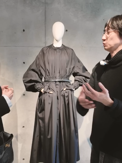26AW展示会装飾と犯罪がテーマ 大人の魅力を引き出す究極のミニマル服を試着しまくりHARUNOBUMURATA - 03