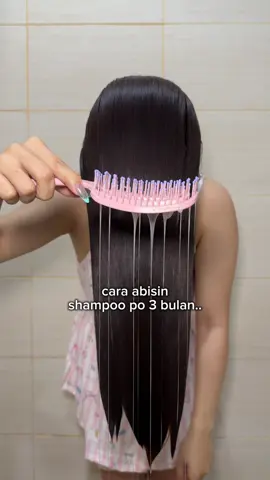 membuang buang shampoo tidak boleh ditiru ya teman teman yang boleh ditiru itu pake shampoo Mosseru buat bikin rambut jadi halus shinny wangi  ada 2 varian 🧡 revitalizing - mengurangi rontok 🩷 scalp balance - mengurangi ketombe yang mau ayok komen mau dulu jujur worth it banget kok nunggu PO 90 hari btw just kidding aku ga pernah buang2 shampoo yaaaa! berharga banget tau ituuuu!