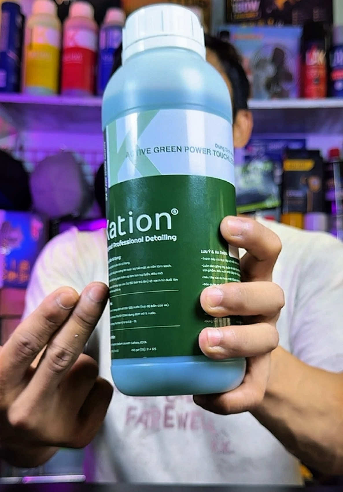 Bình Fam máy rửa xe : 2 nắp xà bông Kation pha 700ml nước. Bình bọt cầm tay : 2 nắp rưỡi xà bông Kation pha 1 lít nước. Máy bọt tuyết chế và bình bọt tuyết inox : 1 lít xà bông Kation pha 90=>120 lít nước . #teotony_wash #kation #xabongruaxe #xabongkhongcham #chamsocxe 