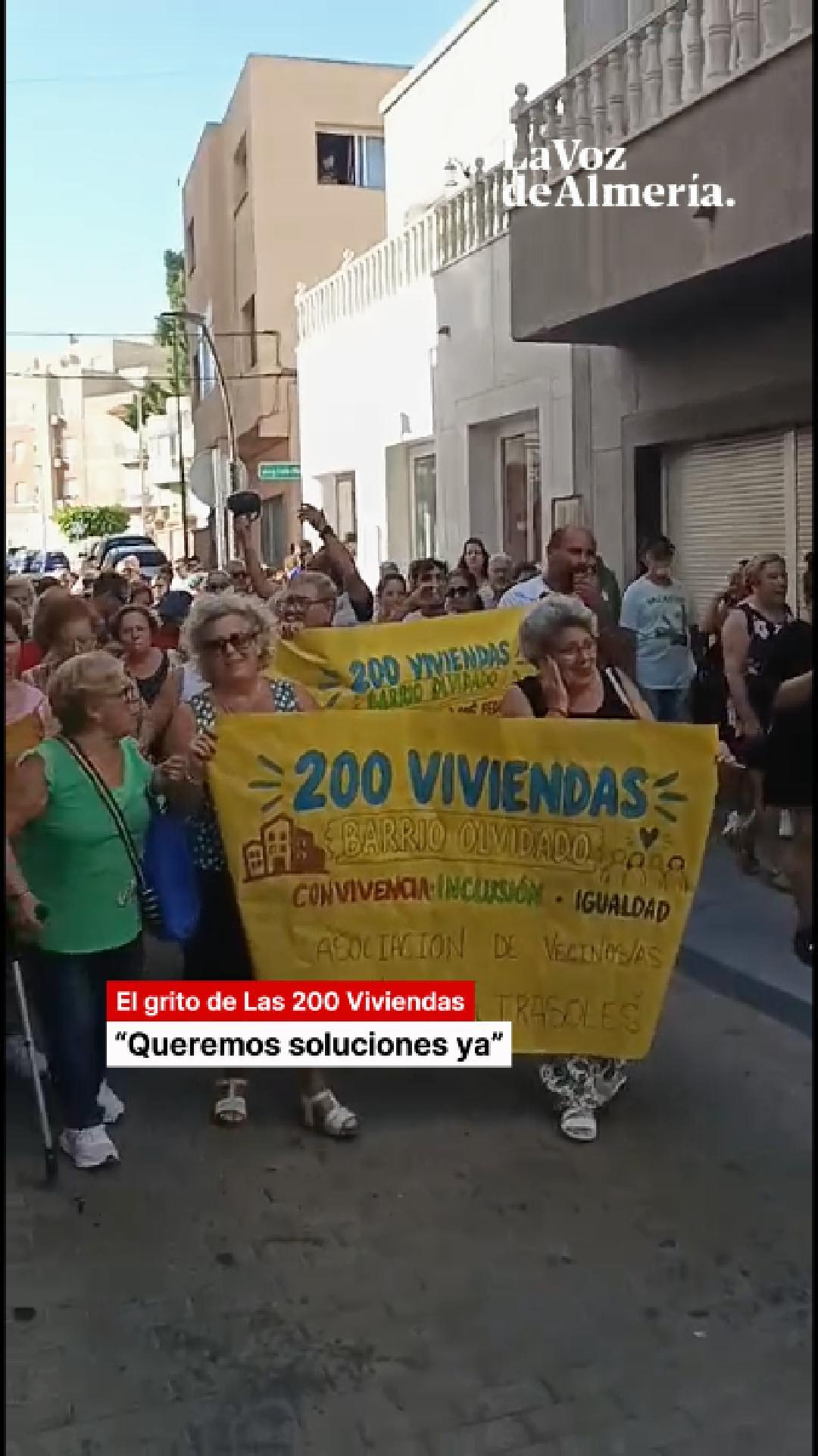 🔴 Roquetas reclama soluciones urgentes para el barrio de Las 200 Viviendas: imágenes de la concentración de este viernes. Los vecinos salen a calle para pedir seguridad en las calles y una mayor presencia policial