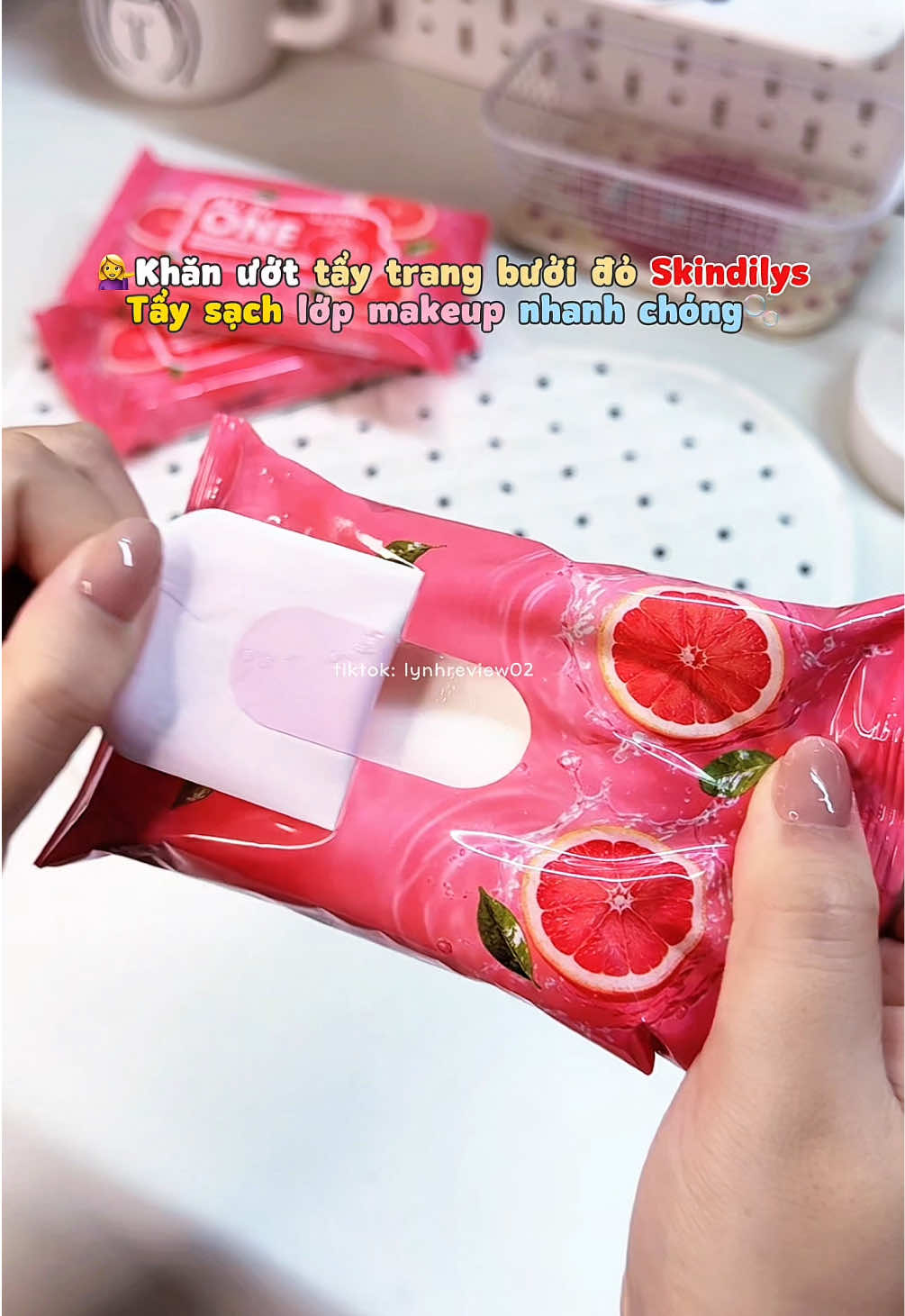 Khăn ướt tẩy trang bưởi đỏ tẩy sạch lớp make tiện quá trời nè #taytrang #khanuottaytrang #skindilys #khantaytrang #skincare 