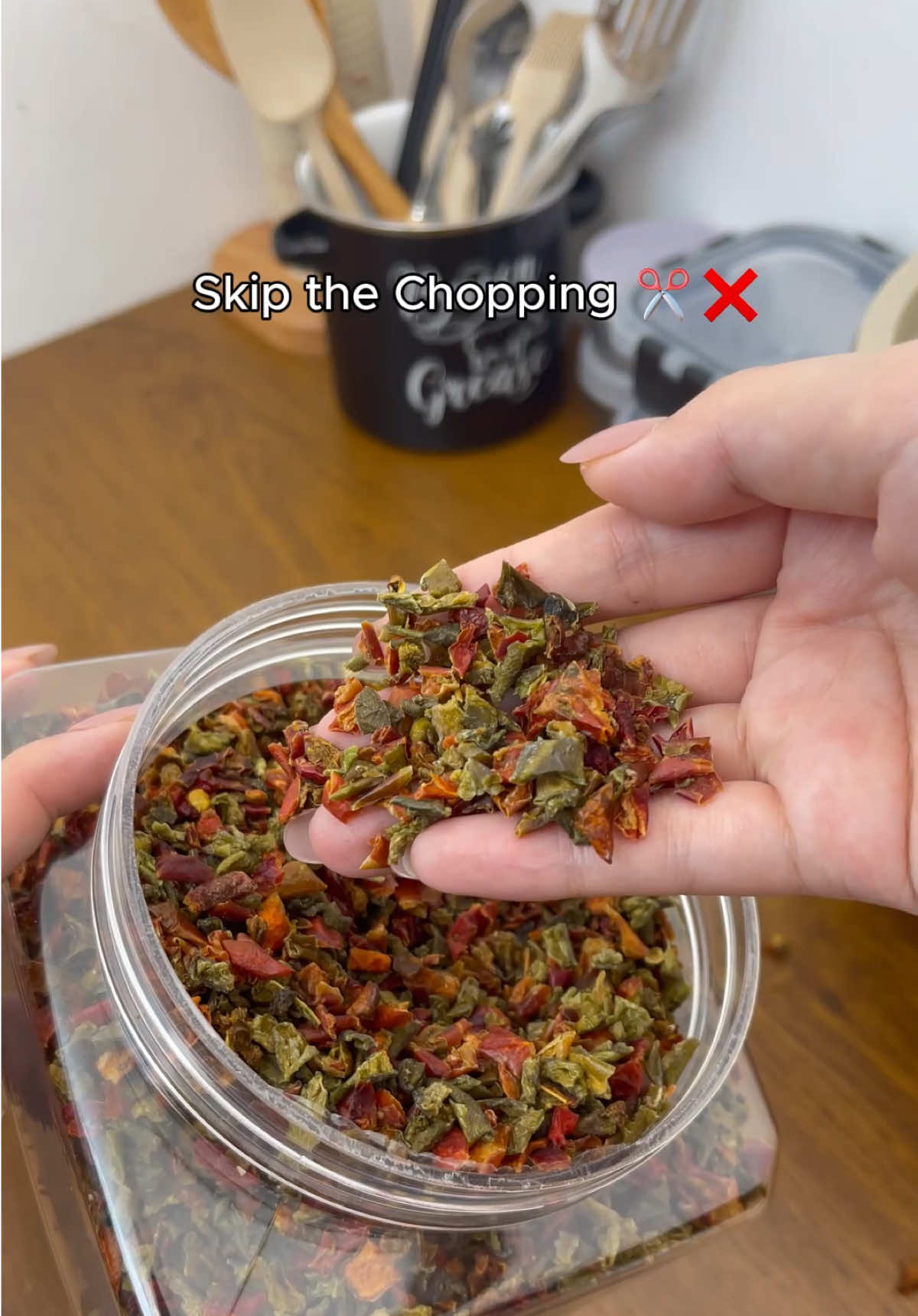 How many times have you bought fresh bell peppers only to watch half of them rot in your fridge? These pre-cut dehydrated red and green peppers are the ultimate pantry cheat code for tacos, soups, pizzas, and even camping trip prep. Keep one big jar in your kitchen so you always have peppers ready with zero chopping required—link is right here! #veggiefoods #quickrecipes #Kitchen #tiktokshopstockup #weeklydeals 