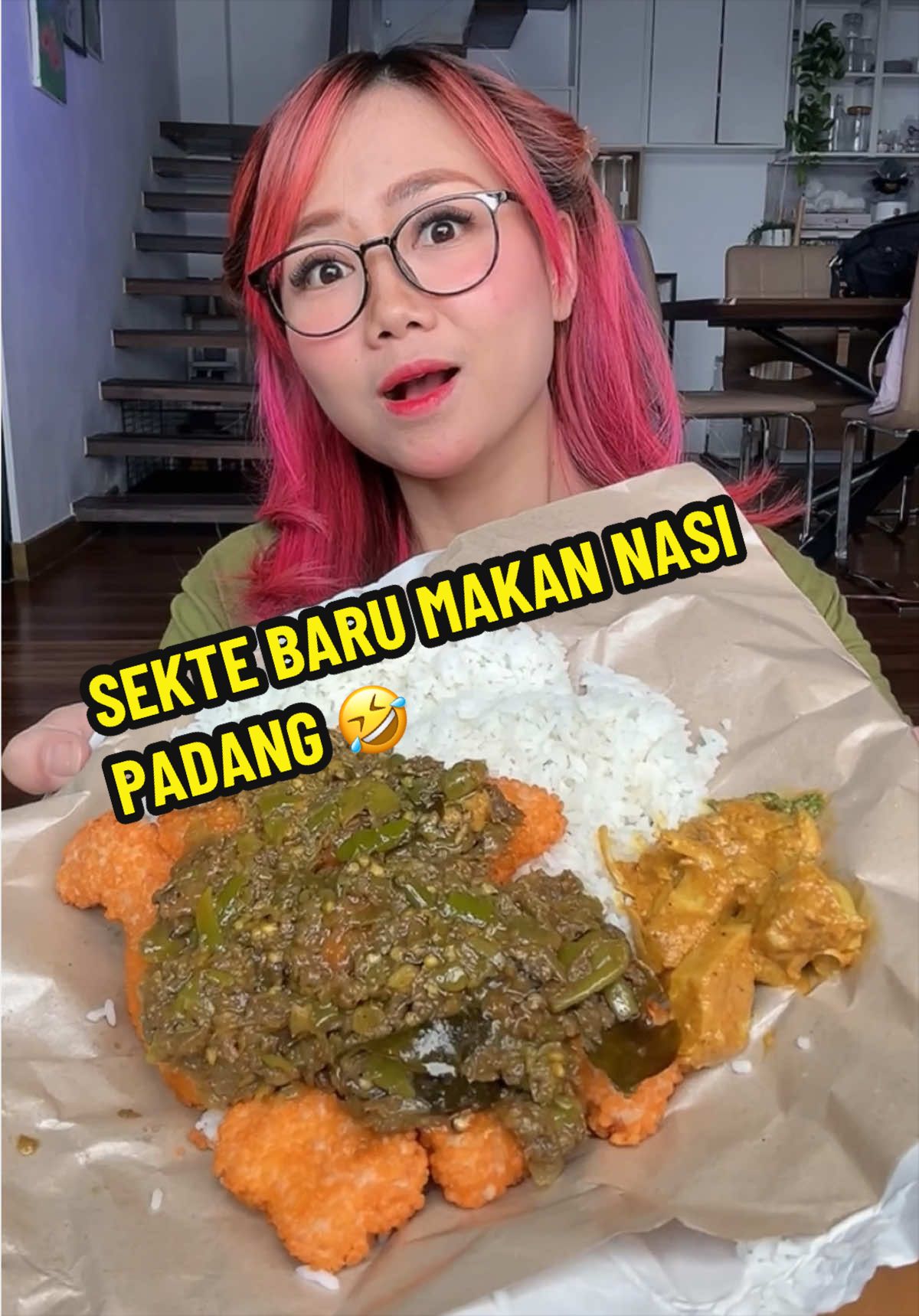 Sekte baru makan nasi padang guys 😂 Nasi padang tapi lauknya dibikin begini 🤣 #garagaragina #nasipadang #cikarang 