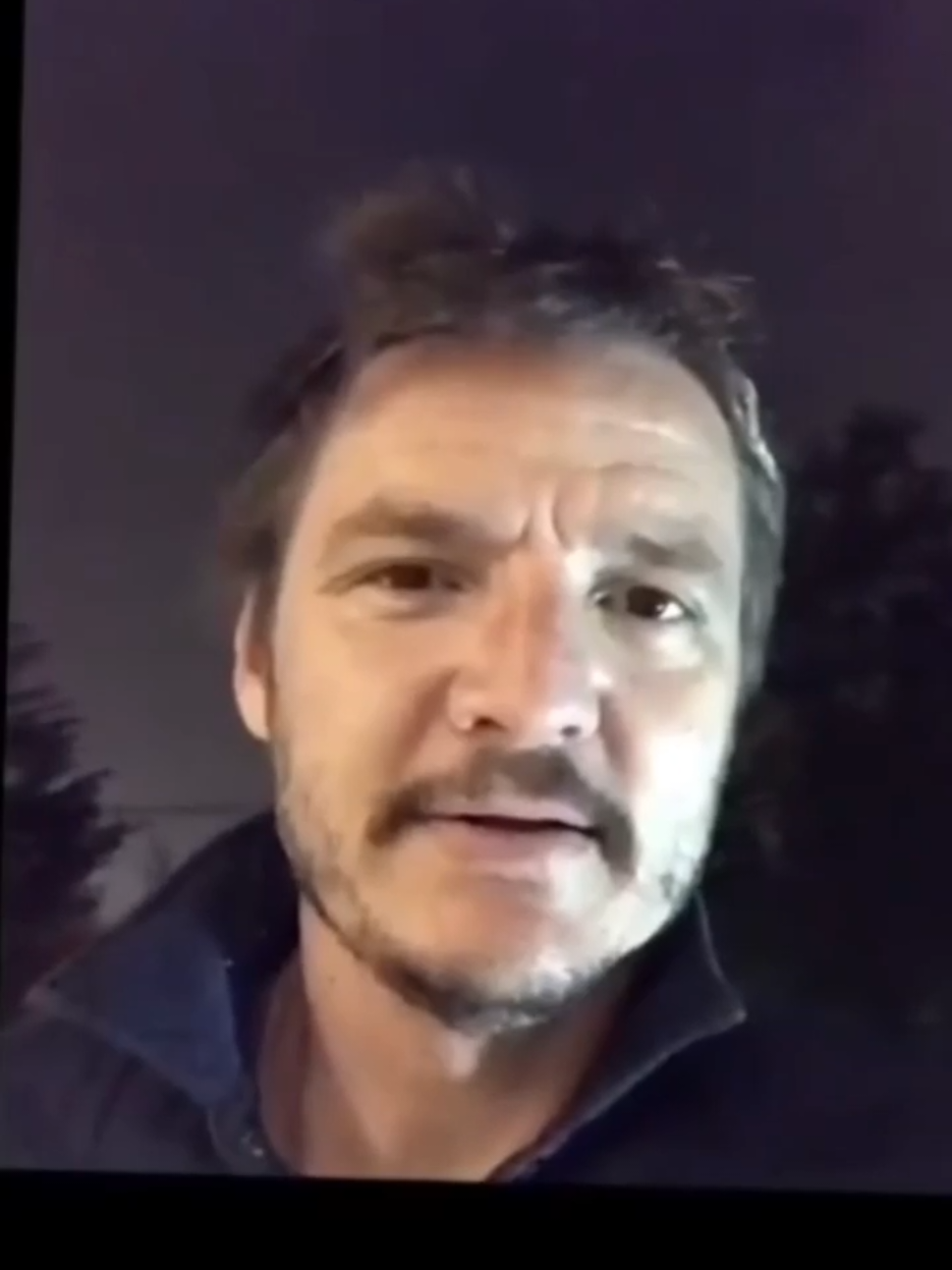 Pedro Pascal visiting Chile in 2023, and his aunt left him out on the street. 😂 I miss these videos so much! 🥹 Happy day, Chileans 🇨🇱