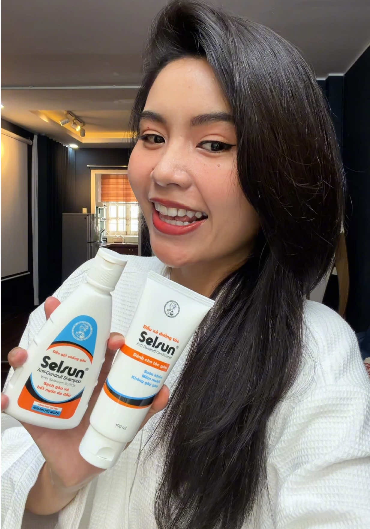 Mấy bà hay bị gàu ngứa dai dẳng tái đi tái lại thì thử ngay Selsun để làm sạch vi nấm nhen, da đầu nhẹ tênh mà cực kỳ an toàn luôn!   #SelsunVietnam #ThachThucGauDaiDang #ThatManhMeThatAnToan #HoptaccungSelsun