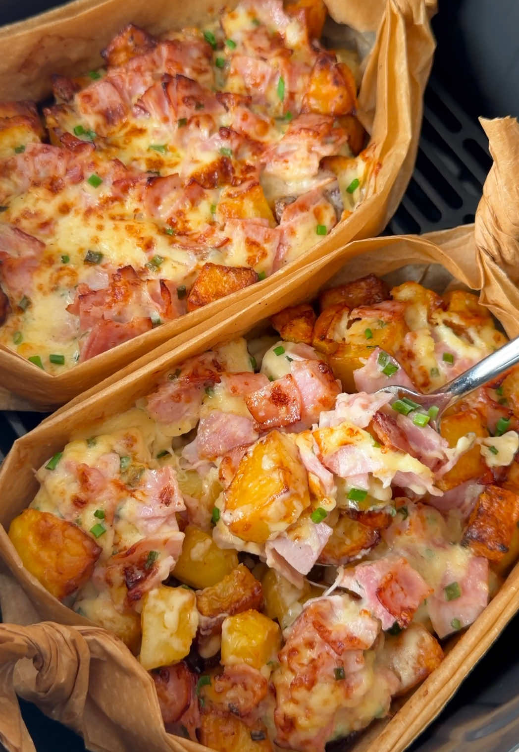 🥔🧀 Kartoffel-Schinken-Schiffchen | Anzeige📌 Rezept zum Speichern Hey Foodies 💛 Knusprige Kartoffeln, eine cremige Schinken-Käse-Masse und dazu ordentlich Würze – diese Kartoffel-Schiffchen sind super einfach gemacht und richtig lecker. 😍 Für die Kartoffeln verwende ich das Let’s Do Airfryer Pommes Hot & Spicy Gewürz von Ostmann @Ostmann – das sorgt direkt für ordentlich Geschmack und einen richtig schönen Crunch.  🛒 Zutaten für 4 Portionen 🥔 800 g vorwiegend festkochende Kartoffeln 🥓 200 g Schinken 🧄 3 Knoblauchzehen 🧀 150 g Gouda 🥄 2 EL Mayonnaise 🥣 200 g Crème fraîche 🌿 1 Bund Schnittlauch 🫒 3 EL Öl 🌶️ 4–5 TL Ostmann Let’s Do Airfryer Pommes Hot & Spicy Gewürz 🧂 Salz & Pfeffer 📄 Backpapier 👩‍🍳 Zubereitung 1️⃣ Kartoffeln schälen und in ca. 1–2 cm große Würfel schneiden. Schinken würfeln, Knoblauch hacken, Gouda reiben und Schnittlauch in feine Röllchen schneiden. 2️⃣ Schinken, Knoblauch, Gouda, Mayonnaise, Crème fraîche und den Großteil des Schnittlauchs miteinander vermischen. Mit Salz und Pfeffer abschmecken. 3️⃣ Kartoffeln mit Öl, Ostmann Let’s Do Airfryer Pommes Hot & Spicy Gewürz und etwas Salz gründlich vermengen. 4️⃣ Aus Backpapier vier kleine Schiffchen formen, dafür die Seiten jeweils eindrehen. Die Kartoffeln gleichmäßig darauf verteilen. 5️⃣ Im Airfryer bei 200 °C ca. 15–20 Minuten goldbraun backen. 6️⃣ Anschließend die Schinken-Käse-Masse auf den Kartoffeln verteilen und weitere ca. 5 Minuten backen, bis der Käse schön geschmolzen ist. 7️⃣ Mit den restlichen Schnittlauchröllchen toppen und direkt servieren. 😍 Dazu passt perfekt ein frischer Salat. 🥗