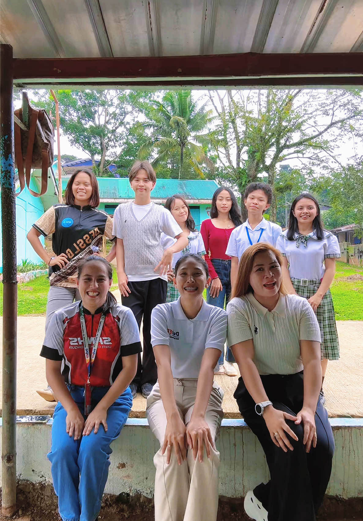 Group version!🤪😍 Ka cute sa among back up dancers uy!🥳 #mistletoe #fyp @_reylah03 @Bb.Done🥴 