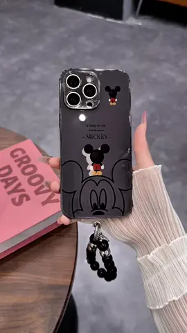 Mickey en líneas minimalistas✨ Funda gris mate, rostro de Mickey en contorno, un Mickey pequeño sobre el hombro, texto 