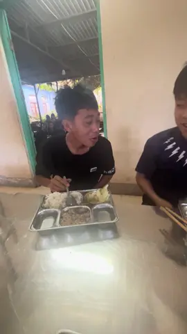 con lợn ăn cơm 🍚😂😂😂#@QUANGg THẮNGg 