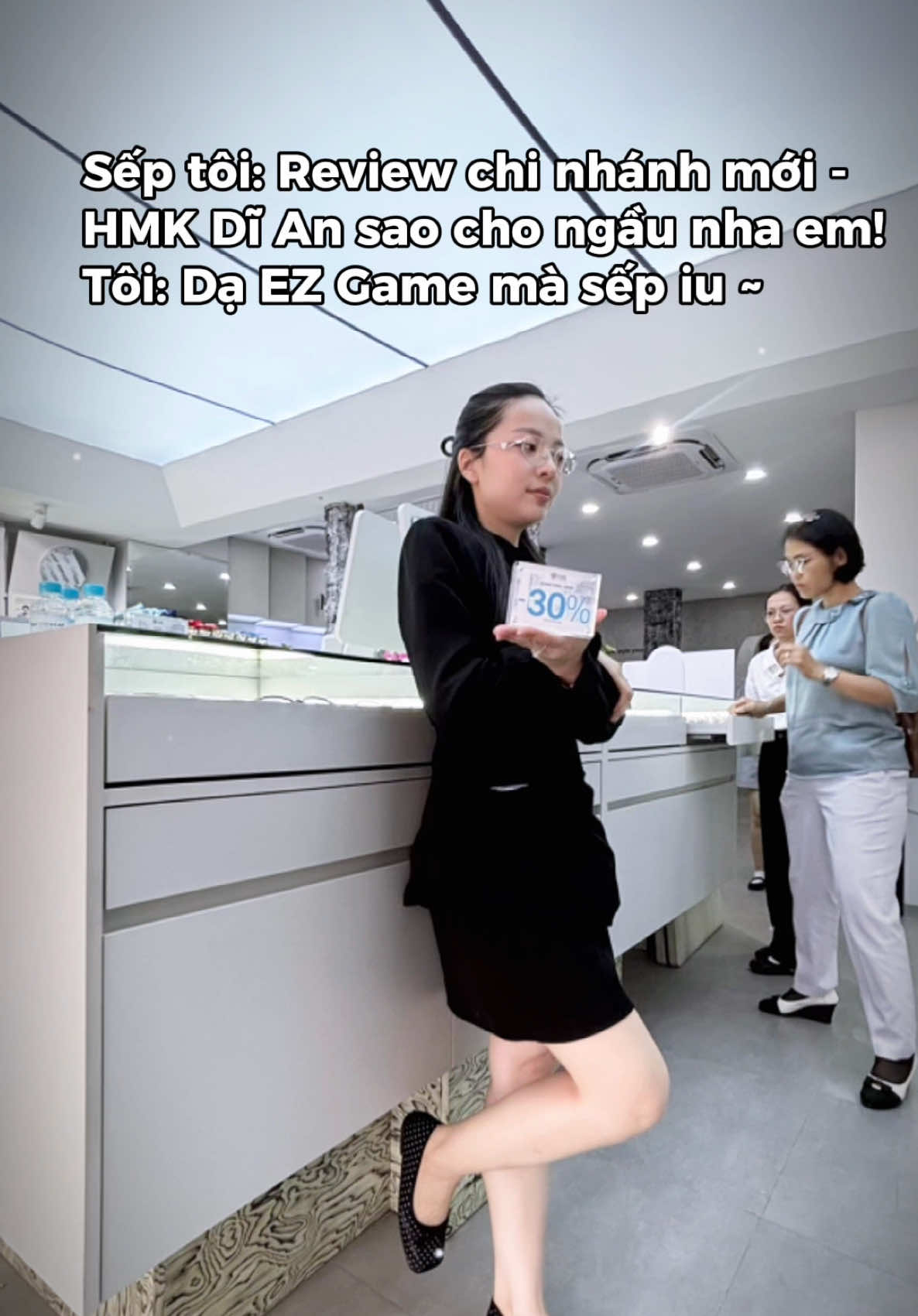 Bên cạnh HMK các xinh yêu sẽ thấy “khá bí” vì độ “bá khí” của ngày khai trương đầu tiên tại Dĩ An - Bình Dương. 😎 Nhanh đến chung vui cùng HMK Dĩ An để nhận nhiều quà tặng từ Minigame và khuyến mãi cực lớn từ các ưu đãi tại cửa hàng nha. ❤️ 📌 Thời gian diễn ra chương trình: 18/9 - 20/9. #MatKinhHMK #HMKEyewear #HMKDian #grandopening 