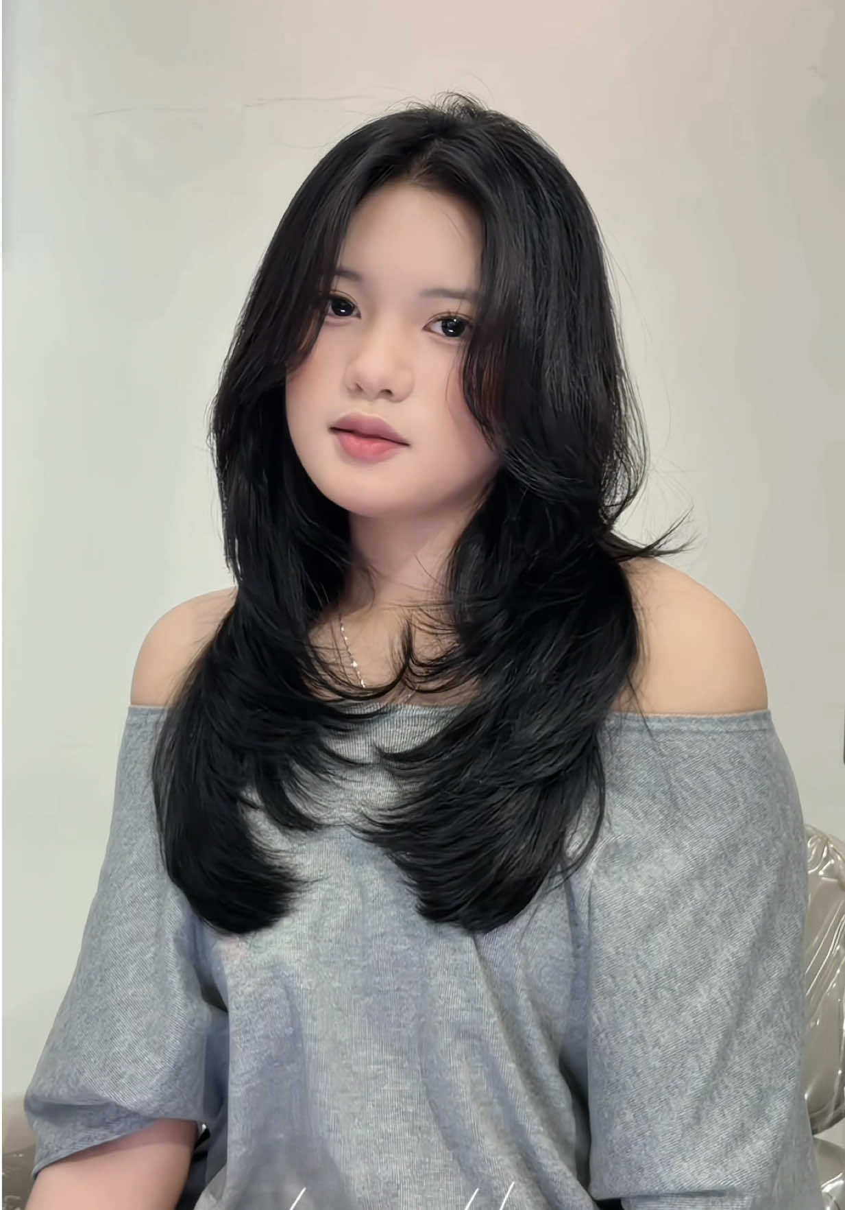 LUXA Layer Perm - High Layer 🤍 Từng tầng tóc được nâng cao tinh tế, tạo độ bay thoáng và hiệu ứng bồng bềnh đầy tự nhiên. Mềm trong từng lớp tóc, cuốn trong từng chuyển động — High Layer mang một khí chất rất riêng. 🖤 #LuxaHair #LuxaLayerPerm #HighLayer #TócHànQuốc