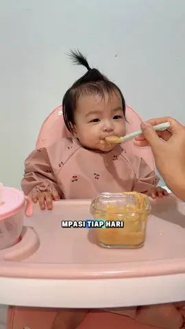 Harus rajin di bersihin y moms mulut si kecil supaya terhindar dari bakteri jahat 🫶🏼 #sikatgigibay #sikatgigi #babygirls 