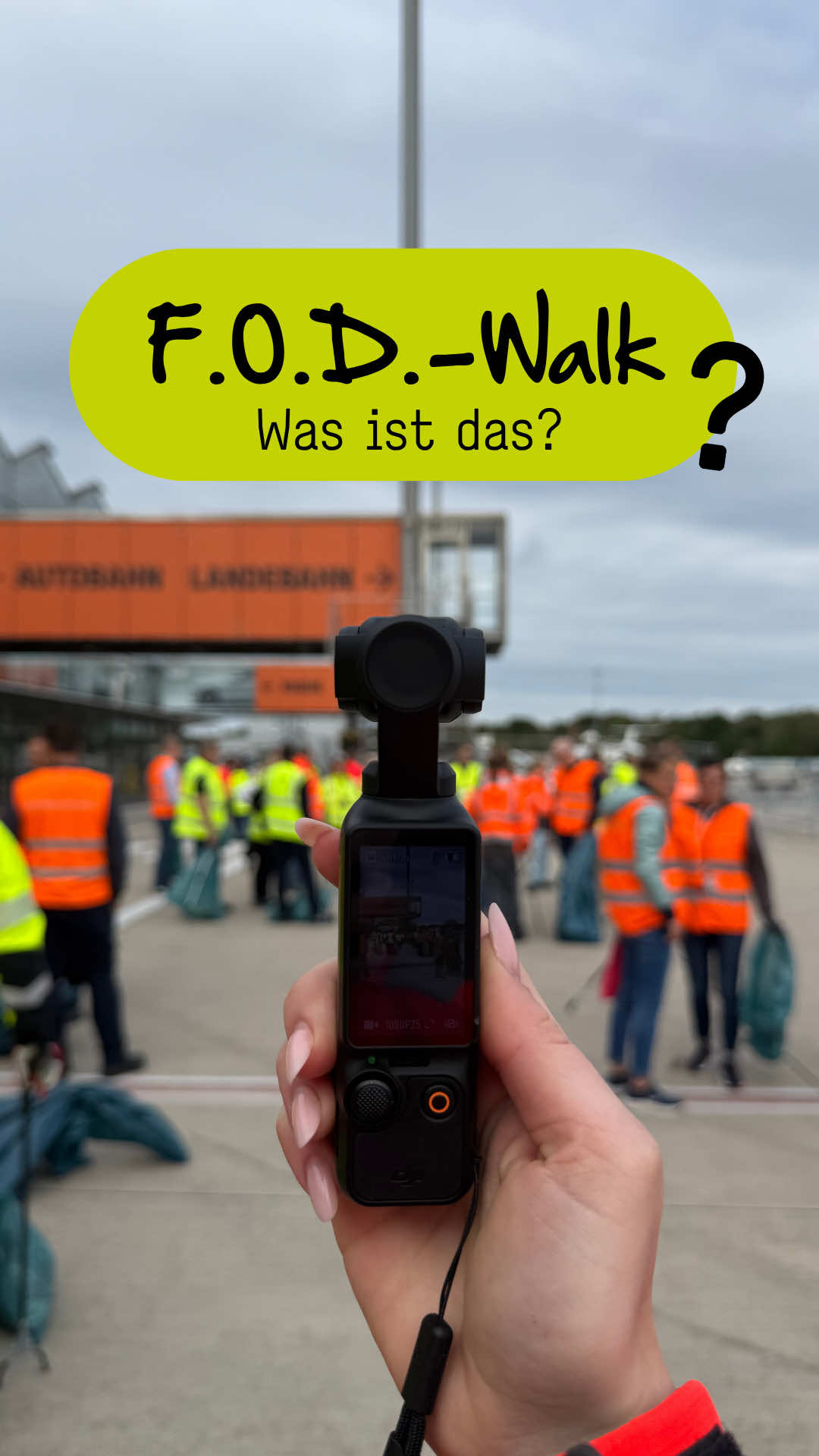 Teamwork & Airport-Vibes ✈️👀🧡 F.O.D. entdeckt? Einsammeln und ab in die orange Tonne. 🟠 #cgn #KölnBonnAirport #airport #köln 