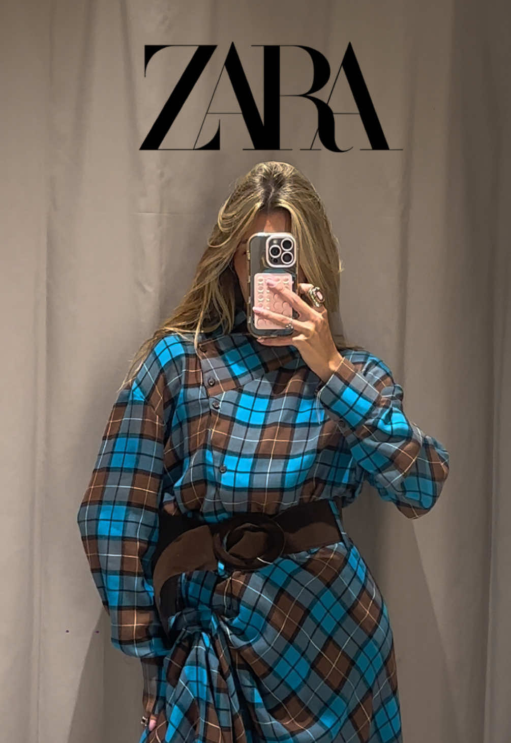 NEW IN ZARA✨ nuevo total look de cuadros azul y marrón en tienda, la camisa es asimétrica con botones y falda con vuelo. El cinturón viene incorporado. REF Camisa: 7962/139/049 REF Falda: 8422/139/049 REF Botines: 3109/810/131 #zara #getreadywithme #zarahaul #newin #ootdfashion