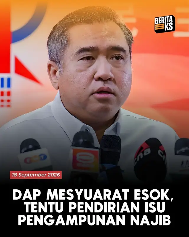 KUALA LUMPUR, 18 Sep - Jawatankuasa Eksekutif Pusat (CEC) DAP dijadual mengadakan mesyuarat khas pada esok hari bagi membincangkan pendirian rasmi serta tindakan susulan parti berhubung kelulusan perintah tahanan rumah ke atas Dato' Sri Najib Razak. Setiausaha Agung DAP, Anthony Loke Siew Fook membuat pengumuman tersebut menerusi satu kenyataan rasmi hari ini dengan menegaskan bahawa pendirian teguh parti terhadap isu rasuah dan akauntabiliti kekal tidak berubah sama sekali. “Sehubungan itu, satu mesyuarat Jawatankuasa Eksekutif Pusat (CEC) DAP akan diadakan esok untuk membincang dan memutuskan pendirian dan tindakan susulan parti,” katanya. Terdahulu, Lembaga Pengampunan Wilayah Persekutuan (LPWP) memutuskan untuk membenarkan bekas Perdana Menteri itu menjalani baki hukuman pemenjaraan secara tahanan di rumah sehingga 23 Ogos 2028, tertakluk kepada pematuhan syarat dan pembayaran denda RM50 juta. Walau bagaimanapun, Loke menjelaskan bahawa kepimpinan DAP amat menghormati kuasa mutlak pengampunan Yang di-Pertuan Agong, selain terus menjunjung prinsip Raja Berperlembagaan dan kedaulatan undang-undang negara. Beliau pada masa yang sama turut mempertahankan peranan Menteri di Jabatan Perdana Menteri (Wilayah Persekutuan), Hannah Yeoh dengan menegaskan bahawa pandangan jujur beliau di dalam lembaga tersebut adalah selari dengan prinsip perjuangan parti. Menyentuh isu yang sama, Loke turut mengingatkan orang ramai bahawa kesan kewangan berskala besar yang ditinggalkan akibat skandal 1MDB masih terus menjadi bebanan kewangan yang menekan kerajaan dan rakyat. “Kesan kewangan penyelewengan masih ditanggung oleh negara dan rakyat sehingga hari ini. Menurut kenyataan Kementerian Kewangan pada 13 Sept 2026, keseluruhan obligasi 1MDB yang ditanggung kerajaan berjumlah RM51.4 bilion, merangkumi RM42.5 bilion yang telah dibayar oleh Kerajaan serta baki hutang RM8.9 bilion,” jelasnya. Kredit foto: FMT #BeritaKS