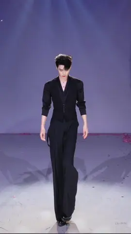 Luobo solo dance thì làm sao mà bỏ qua được😚 Cái outfit này mê chet đi đượccccc😍 #luobo #喜悦x萝卜 #idollive #douyin #trending 