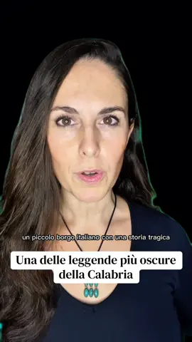 C’è un borgo in Calabria aggrappato a una montagna che sembra una gigantesca mano di pietra. Si chiama Pentedattilo e dietro le sue case abbandonate si nasconde una delle leggende più oscure e affascinanti del Sud Italia. Una storia di rivalità, amore, vendetta e sangue che ancora oggi sembra essere rimasta imprigionata tra quelle rocce. Conoscevi la leggenda di Pentedattilo? #Pentedattilo #LeggendeItaliane
