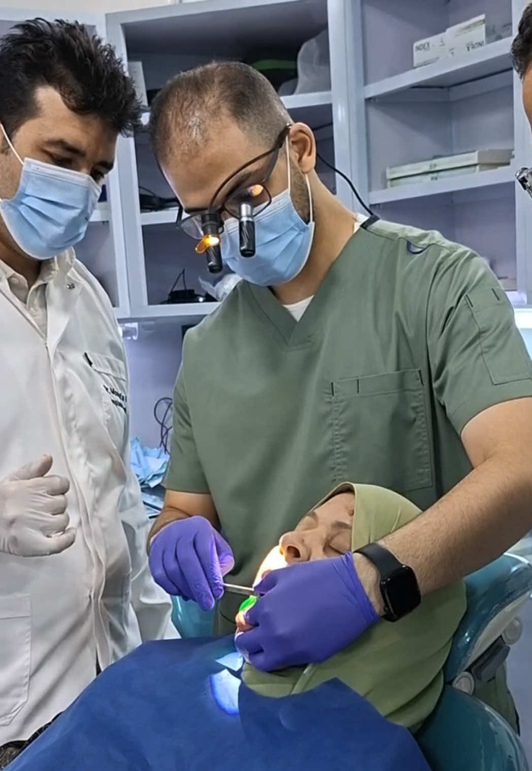 لما المريضة تكون أمي… المسؤولية بتكون مختلفة ❤️🦷 شوفوا معايا رحلة زراعة أسنان والدتي من البداية للنهاية. لو محتاج تعرف هل الزراعة مناسبة ليك، ابعتلي “زراعة” 📩